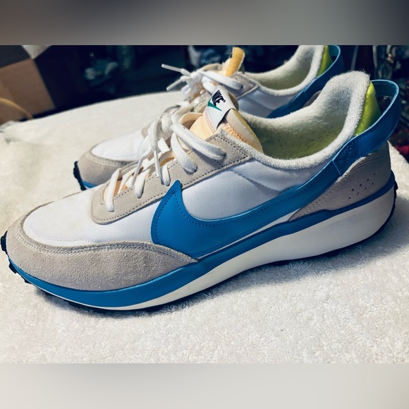 Almost Brand New Men’s NIKE 1972 Sneakers. - box 27 - Picture 1 of 7